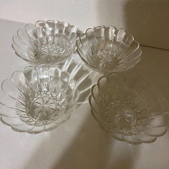 4 Glass Banana Split Sundae Dishes with Scalloped Edge Cut Snow Flake - Picture 1 of 2